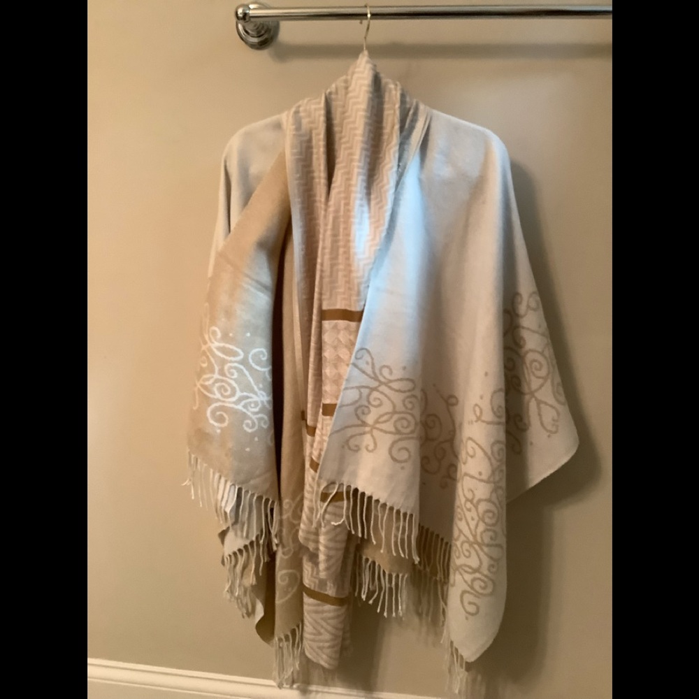 Wonderful reverse able Poncho in Cream & tan with free scarf.  One size